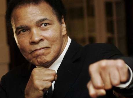 Muhammad Ali tem melhora de saúde, mas segue internado