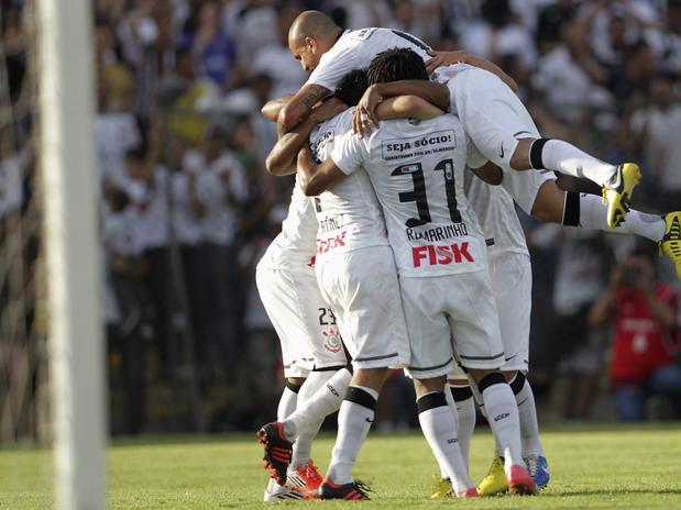 Corinthians vence no DF e manda Atlético-GO para Série B