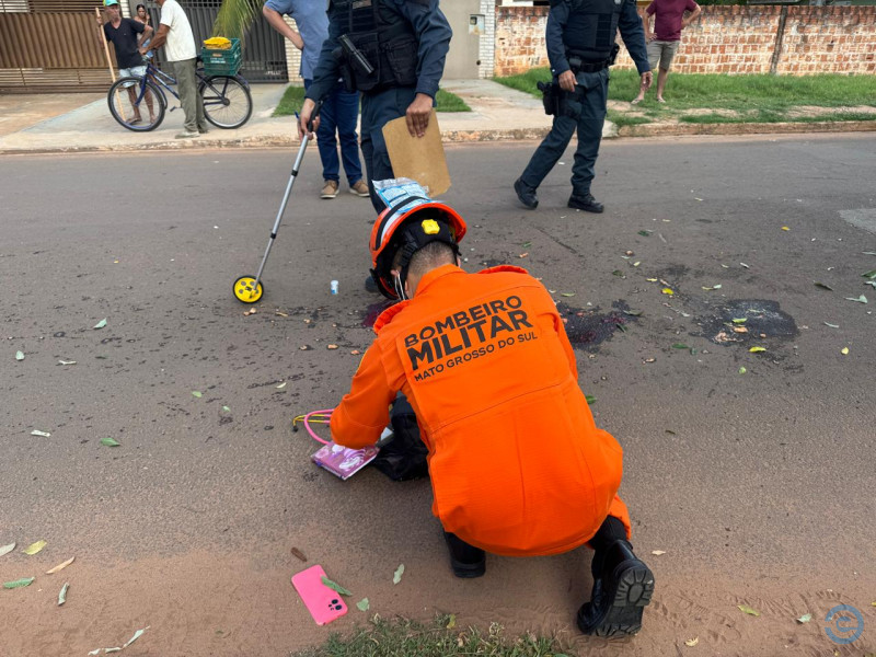 Ônibus escolar sobe em calçada e na contramão atropela jovem na avenida Mato Grosso do Sul
