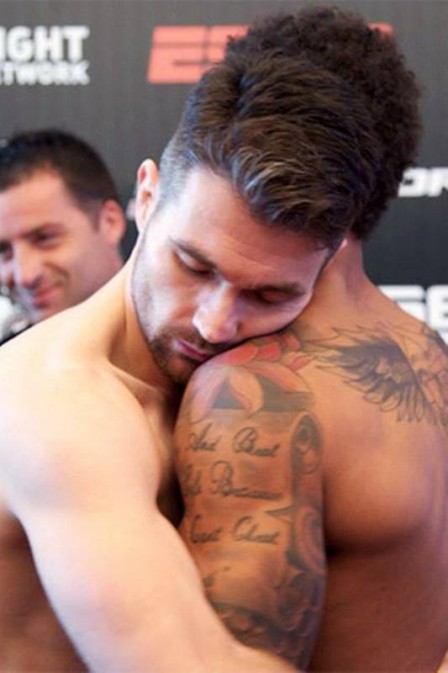 Encarada de lutadores termina em longo abraço: