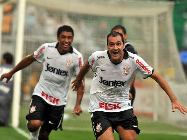 Corinthians domina, vence São Paulo e mantém tabu no Pacaembu