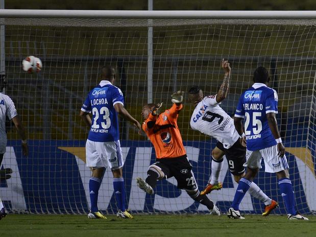 De portões fechados, Corinthians domina jogo e vence Millonarios