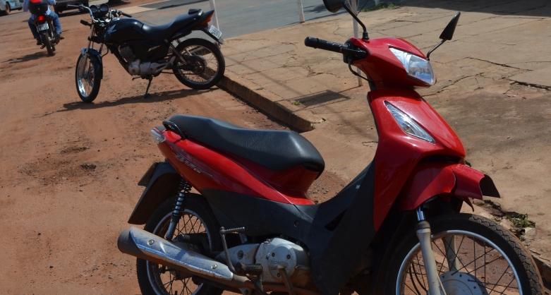 Condutores ficam feridos após colisão entre motocicletas, em Coxim