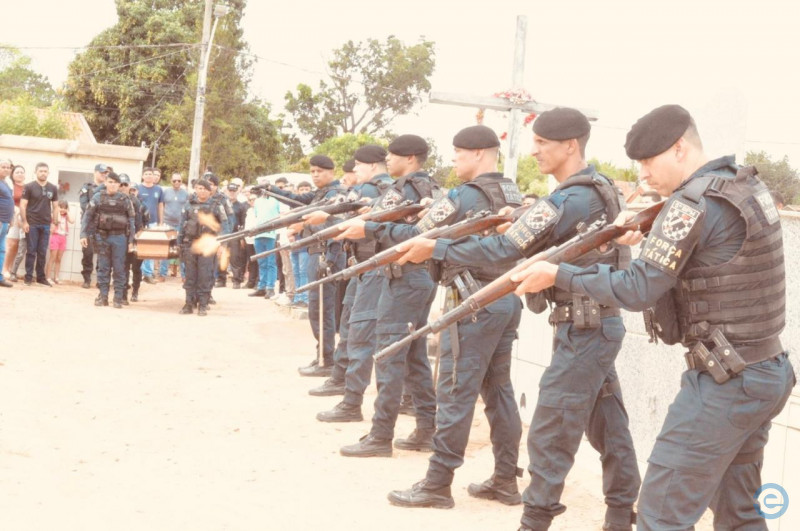 Salva de tiros e aplausos marcam enterro de sargento da polícia militar em Coxim
