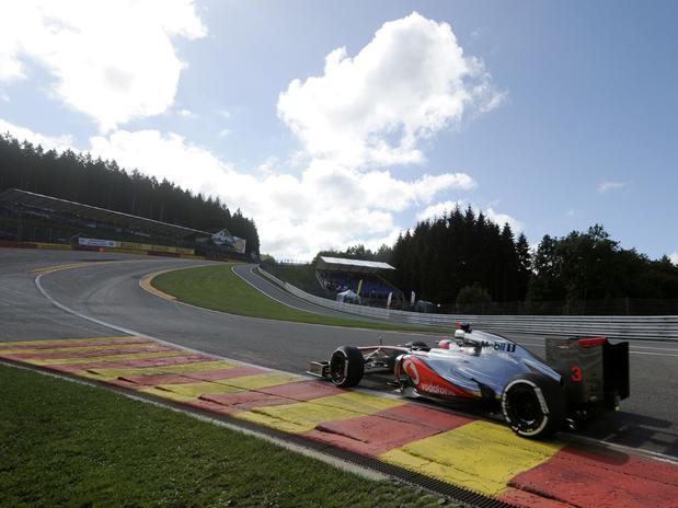 Button voa no começo e faz primeira pole na temporada