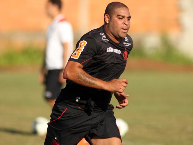 Jornal: após nova ausência, Fla pode dispensar Adriano na segunda