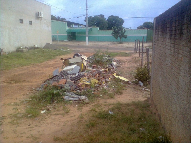 Morador reclama de entulhos jogados em rua do Senhor Divino, em Coxim