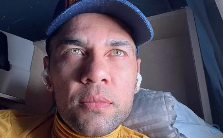 Daniel Alves joga bola no presídio e funcionários param para vê-lo, diz jornal