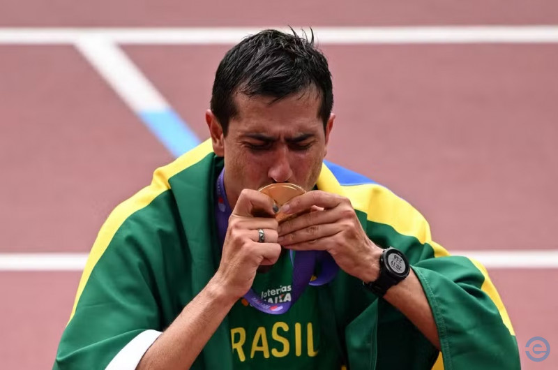 Caio Bonfim é campeão mundial nos 20 km da marcha atlética