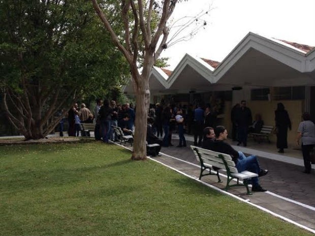 Corpo de Rodrigo Gularte chega a cemitério de Curitiba e é velado