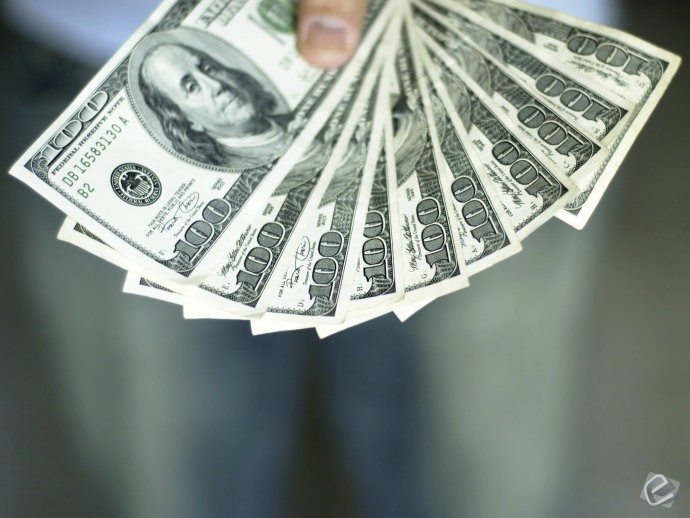 Dólar opera em queda nesta quarta, chegando a R$ 3,23