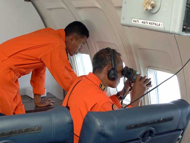 Equipes ampliam área de busca do Boeing para o Mar de Andamão