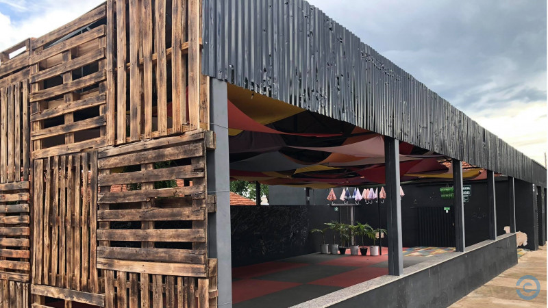 Com telhas garimpadas em ferro velho, Tablado investe em fachada reciclável