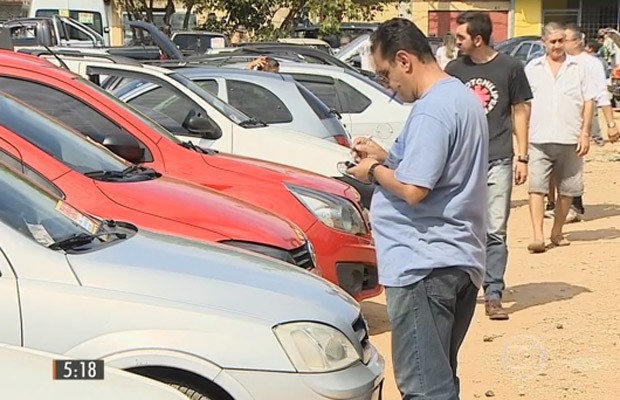 Vendas de carros usados caem pelo segundo mês seguido